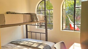 Family Room | Desk, bed sheets - Guest House del Valle (Mexico City)