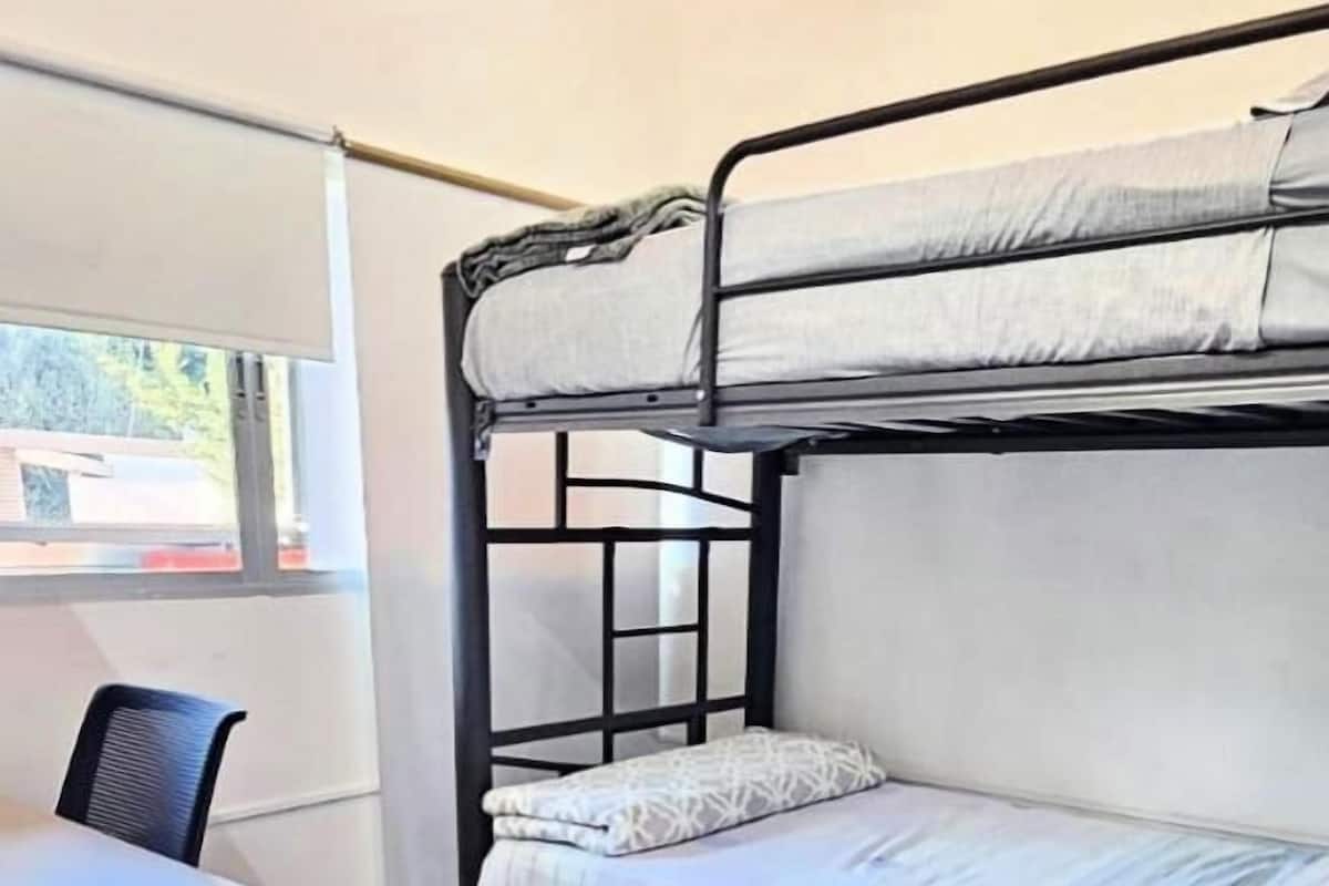 Executive Room | Desk, bed sheets