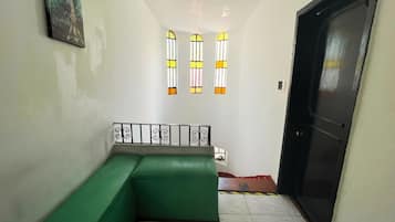 Dormitorio compartido básico, solo para mujeres | Área de sala de estar