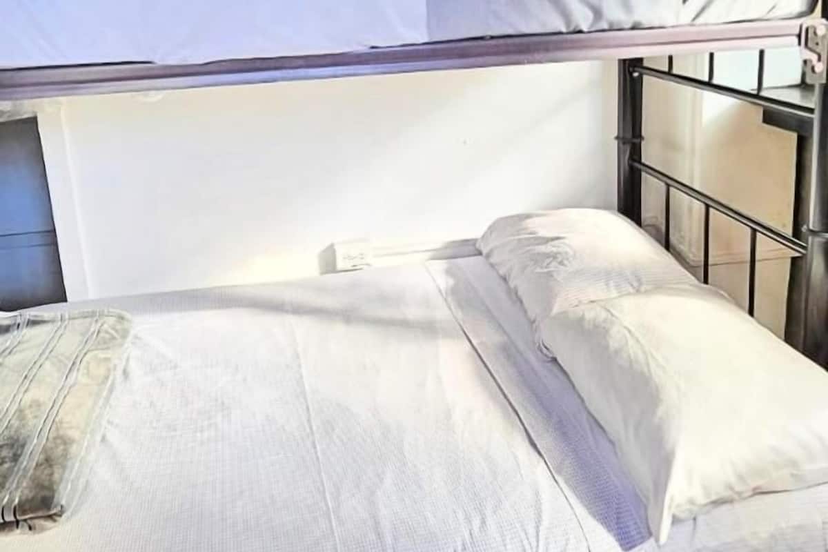 Panoramic Room | Desk, bed sheets