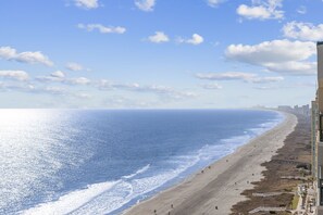 On the beach - Penthouse, 180° View, Lazy River, Hot Tub, Sleeps 12 (North Myrtle Beach)