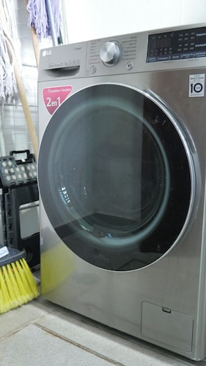 Eine frontbeladene LG Direct Drive Waschmaschine mit 12 kg Fassungsvermögen und 10 Jahren Garantie.