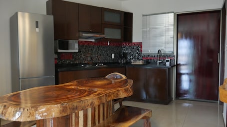 Refrigerador con freezer, microondas, cafetera expreso, cafetera/tetera