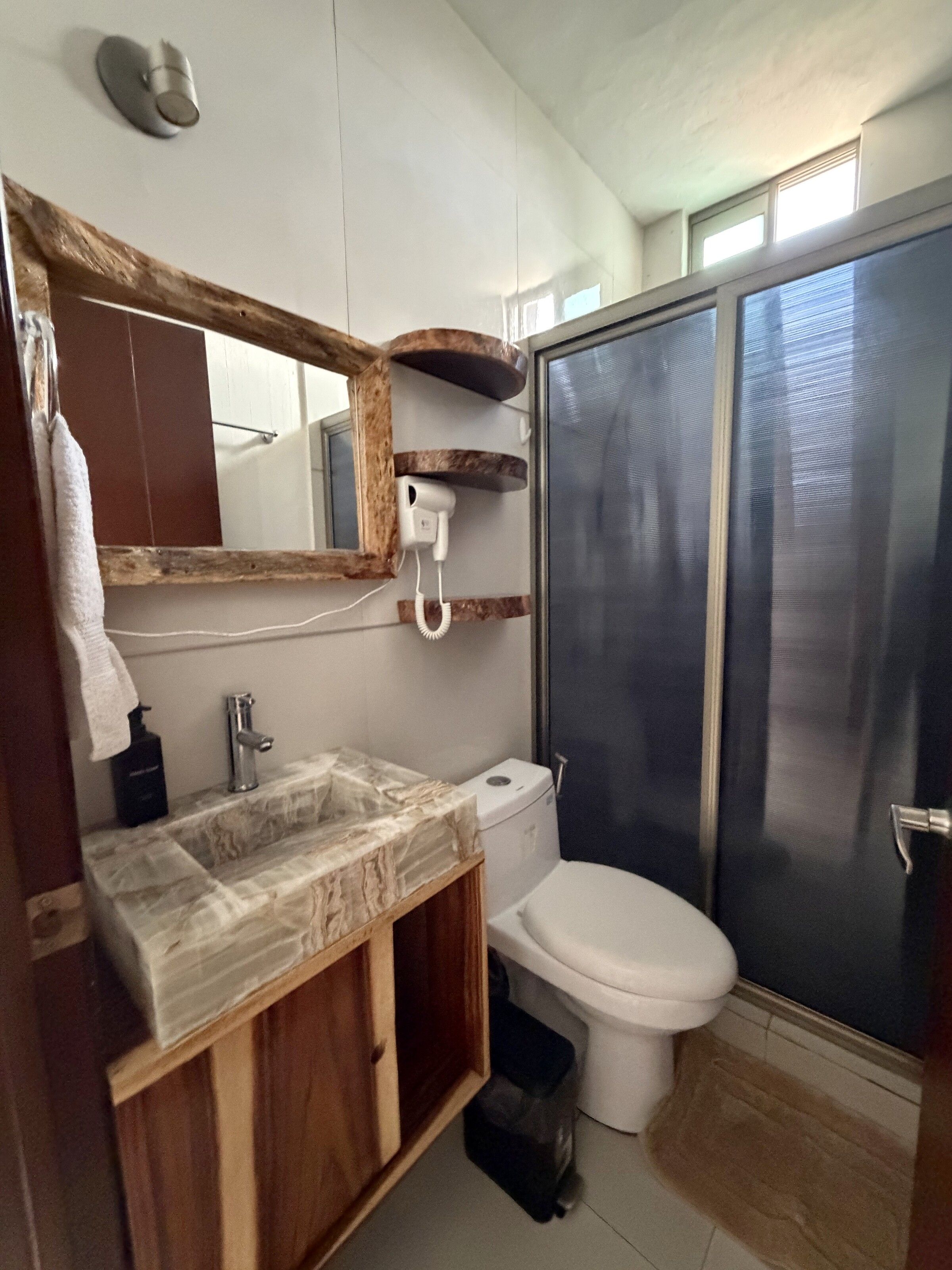 Executive Apartment | Bathroom | Combined shower/tub, rainfall showerhead, towels