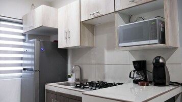 Apartamento família, 3 quartos | Cozinha privada | Geladeira grande, micro-ondas, máquina de café expresso