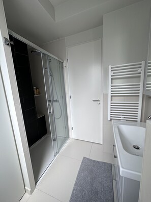 Hårføner, håndklær og toalettpapir