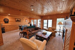 Cabana, várias camas, lareira | Área de estar | TV 40 polegadas com canais a cabo, lareira
