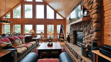 Kabin, Beberapa Tempat Tidur, perapian | Area keluarga | Televisi 40-inci dengan saluran TV kabel dan perapian