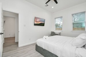 6 Schlafzimmer, Schreibtisch, Bügeleisen/Bügelbrett, WLAN