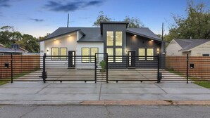 Unclassified image, 5 of 26, button - 2 Homes•Sleeps 18•Near Downtown•Foosball•SmartTvs (Houston)