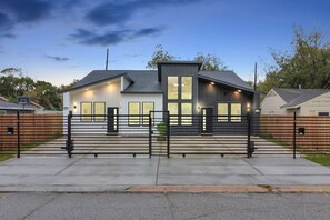 Exterior - 2 Homes•Sleeps 18•Near Downtown•Foosball•SmartTvs (Houston)