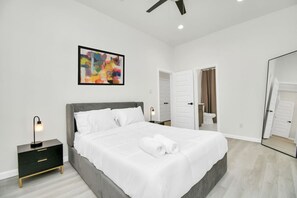 6 Schlafzimmer, Schreibtisch, Bügeleisen/Bügelbrett, WLAN