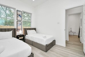 6 bedrooms, desk, iron/ironing board, WiFi - 2 Homes•Sleeps 18•Near Downtown•Foosball•SmartTvs (Houston)