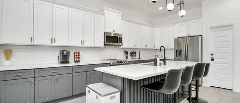 Réfrigérateur, four à micro-ondes, un four, surface de cuisson