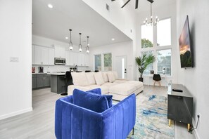 TV, table football - 2 Homes•Sleeps 18•Near Downtown•Foosball•SmartTvs (Houston)