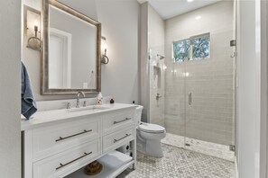 Shower, hair dryer, towels, soap - Bright South Tampa 5 Bedroom Home (Tampa)