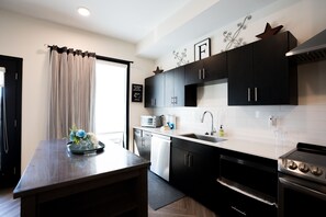 Frigorifero, microonde, forno, piano cottura