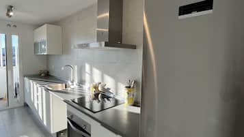 Een koelkast, een oven, een kookplaat, een vaatwasser