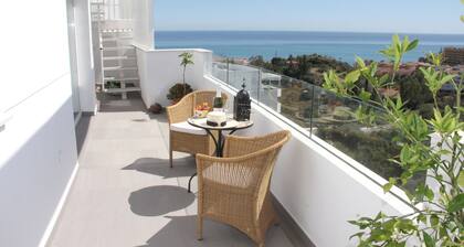 Amazing Penthouse with Spacious Roof Top Terrace