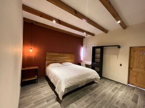Premium bedding, down comforters, desk, laptop workspace - Casa Montana Hotel (Santa Cruz del Quiché)
