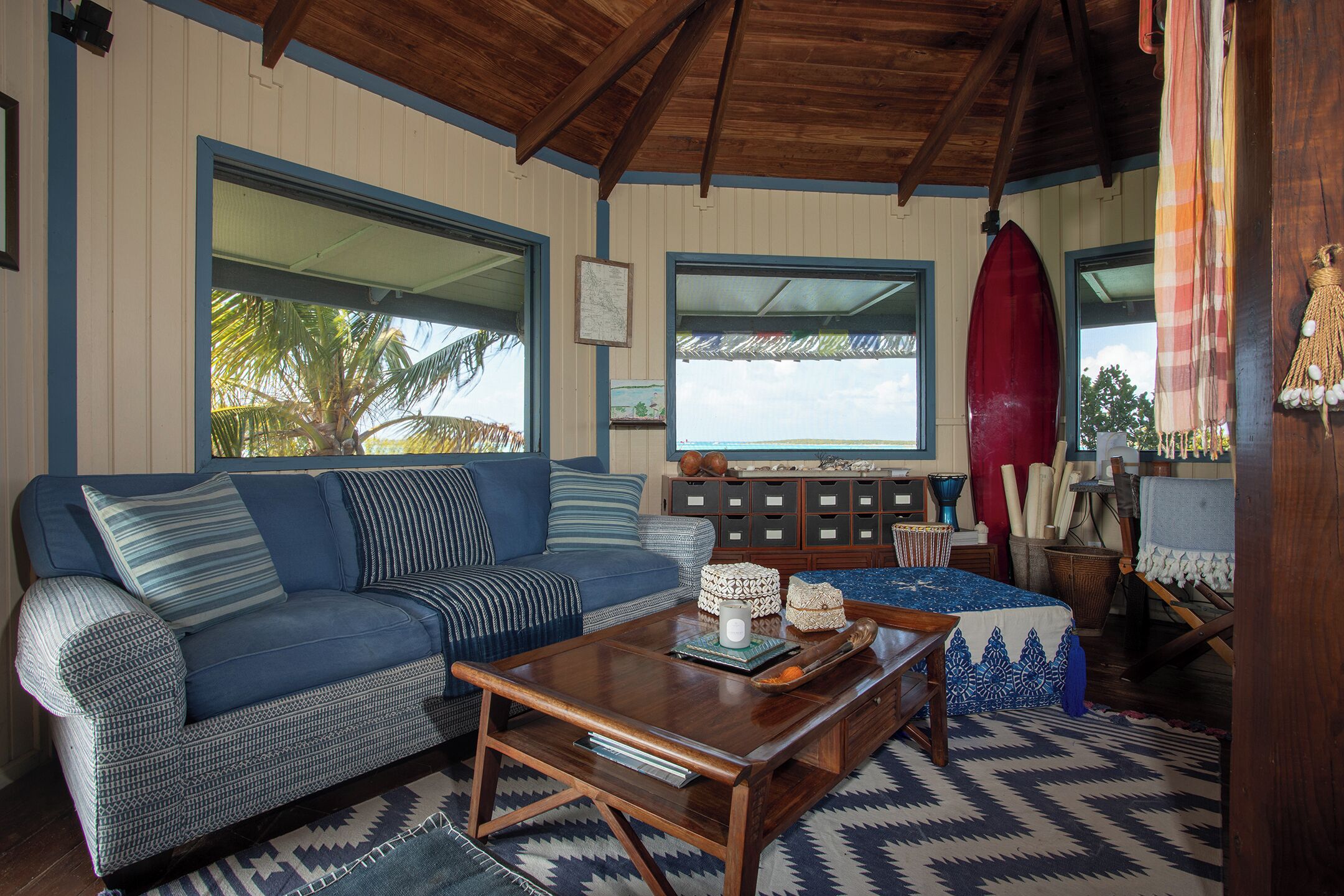 Una televisión, un reproductor estéreo