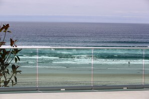 Chaises longues, serviettes de plage