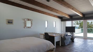 2 bedrooms, desk, WiFi, bed sheets