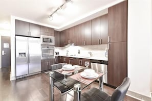 Réfrigérateur, four à micro-ondes, un four, surface de cuisson