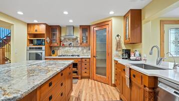 Luxury House, 4 Bedrooms, Balcony, Mountain View | Private kitchen | Full-sized fridge, microwave, oven, stovetop
