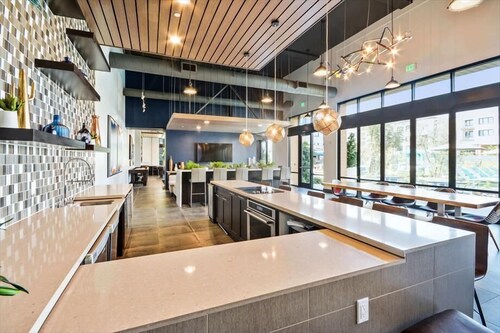 Explore Redwood City’s Downtown nr Eateries & Entertainment