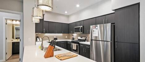 Réfrigérateur, micro-ondes, four, plaque de cuisson