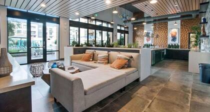 Sports Lounge w/ bar | Heated Pool & Spa | Redwood City Downtown