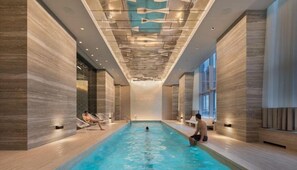 Una piscina techada, una piscina climatizada