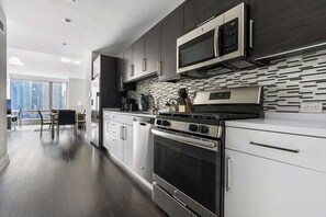 Refrigerador, microondas, horno, placa de cocina