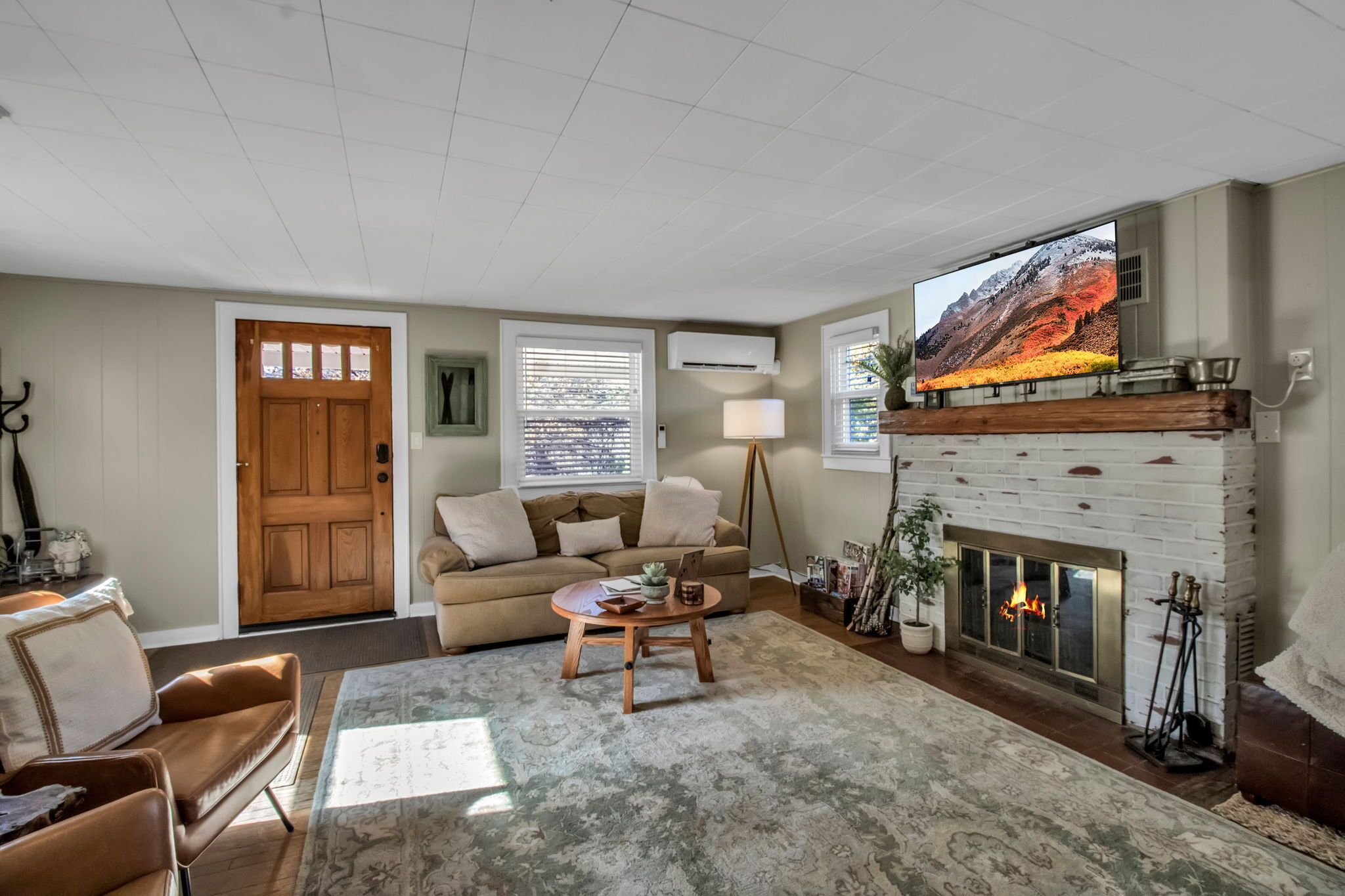 Smart-TV, Kamin, Videospiele, Tischfußball