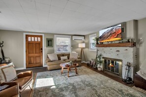 Smart-TV, Kamin, Videospiele, Tischfußball