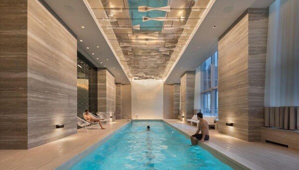 Indoor pool, a heated pool - Midtown Manhattan 1 BR river | 24hr Doorman (New York)