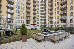 Outdoor dining - Steps from Whole Foods 1 BR | Rooftop Pool (Arlington)