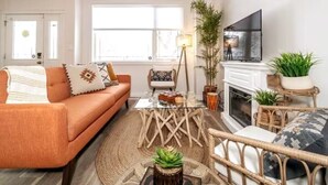 Un salon avec un canapé, une table basse et une cheminée.