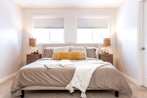4 bedrooms, iron/ironing board, travel cot, free WiFi - Bali Escape-King Bed☆Jetted Tub☆Fireplace-Garage
 (Edmonton)