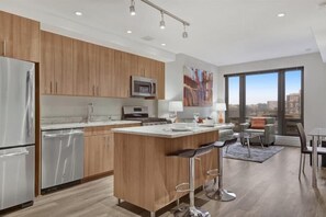 Een koelkast, een microgolfoven, een oven, een kookplaat