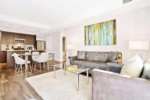 Smart TV - Steps to Metro 2 BR | Resort Style Amenities (Arlington)