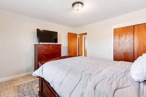 3 bedrooms, iron/ironing board, WiFi, bed sheets