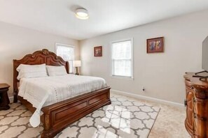 3 habitaciones, tabla de planchar con plancha, wifi y ropa de cama 