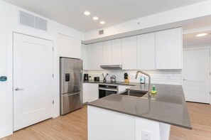 Fridge, microwave, oven, stovetop - Pet friendly w/ Parks Nearby| Miami Worldcenter | nr Metro Mover (Miami)