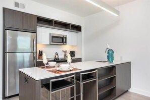 Kylskåp, mikrovågsugn, ugn och spishäll