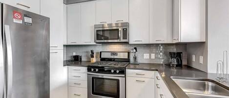 Een koelkast, een microgolfoven, een oven, een kookplaat