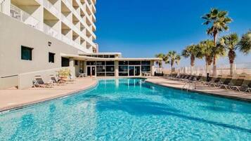 Alberca techada y alberca al aire libre