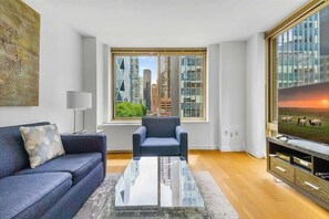Smart TV - 8th & Broadway 1 BR North West city views | 54th Street (New York)