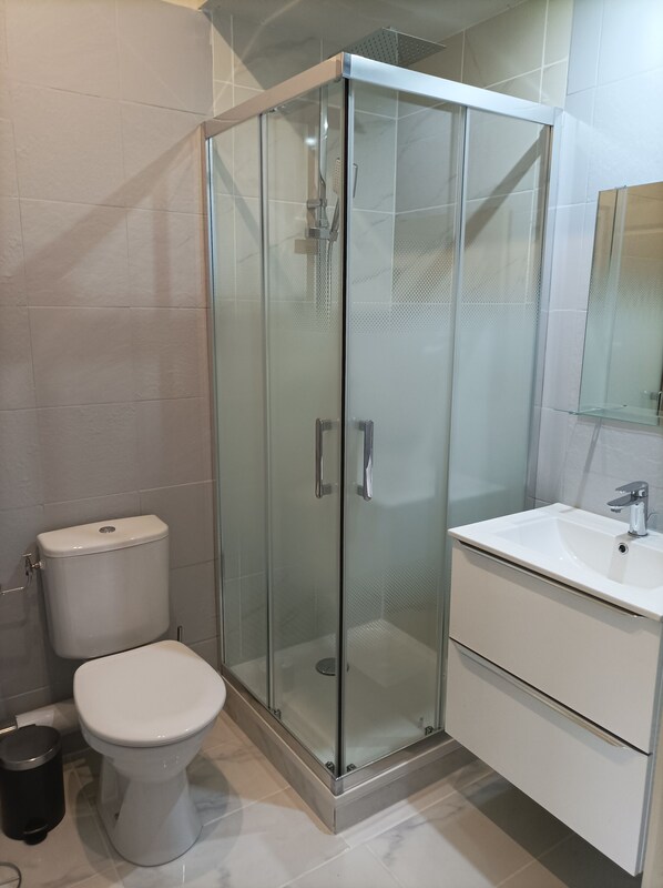 Jabón y papel de baño 